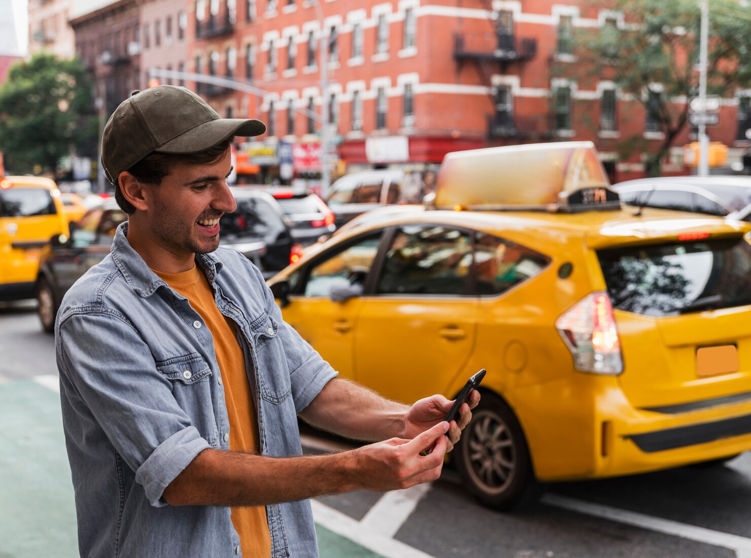 hombre sonriente ciudad movil 23 2148296633