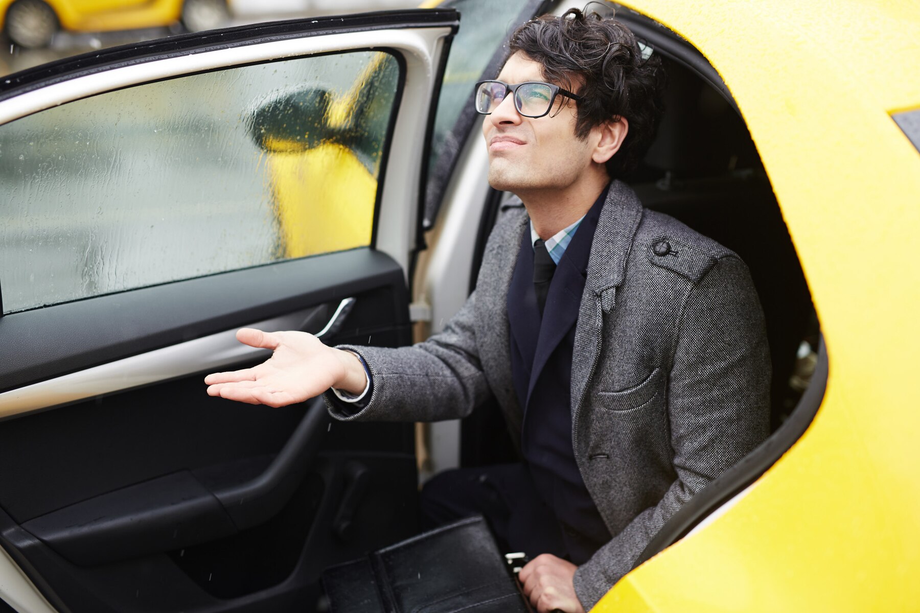joven empresario dejando taxi lluvia 1098 15490